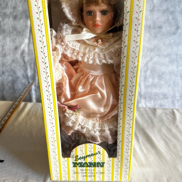 SEYMOURMANN CONNOISSEUR COLLECTION DOLL WITH STAND - Picture 2 of 15